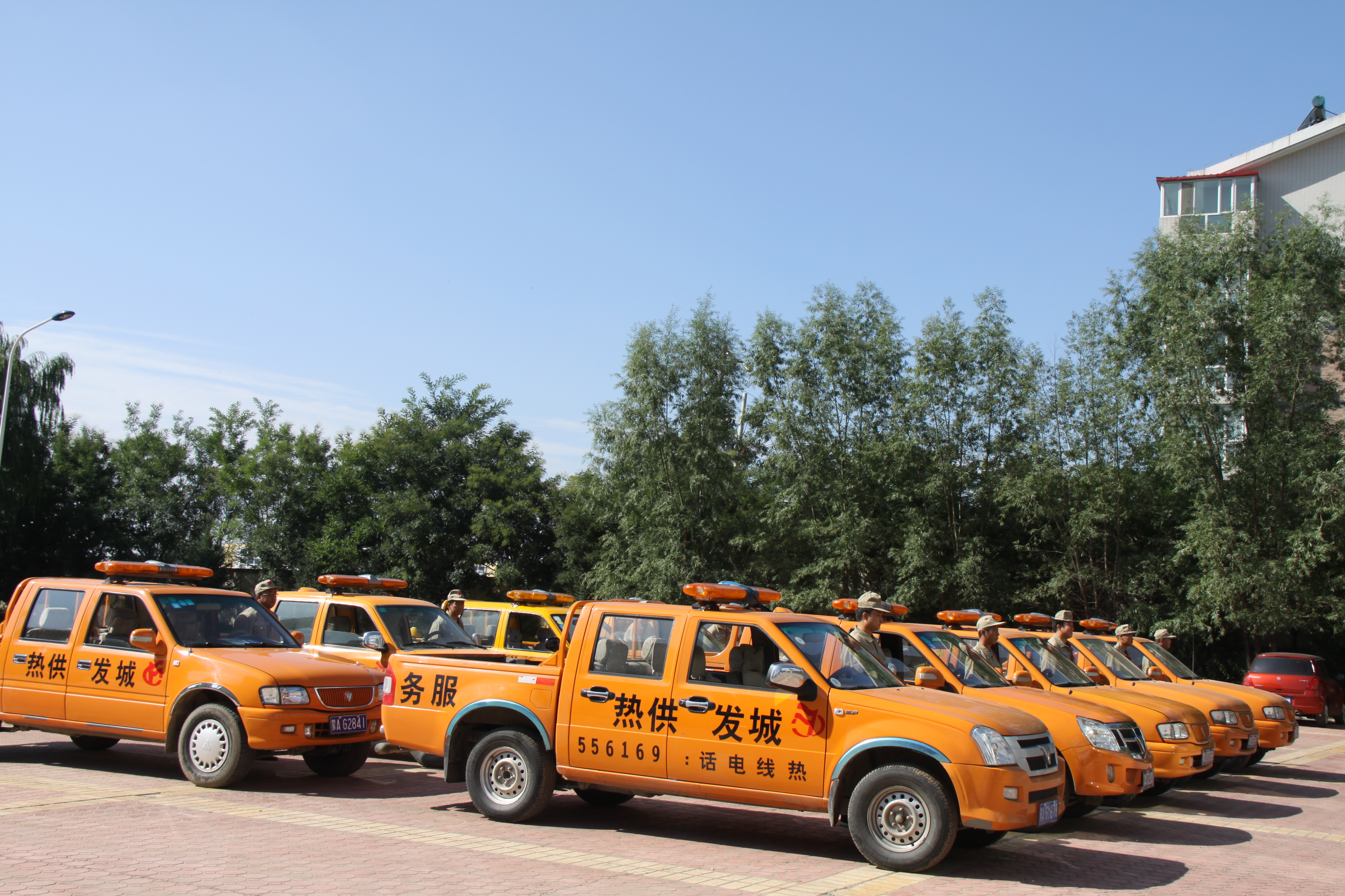 供熱服務(wù)、搶險(xiǎn)車隊(duì).jpg